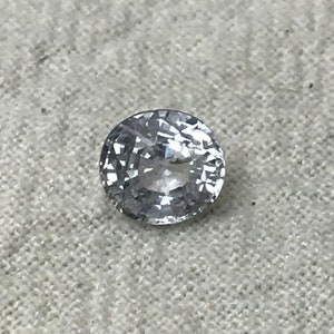 Natürlicher Leichter Saphir 6x5,5mm Oval 1,02 Karat Lose Facettiertes Korund helleisblau saphir, fast farblos, fast weißer Saphir