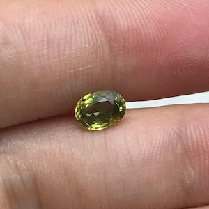Gelber grüner Saphir 1,07 Karat 6,7x5mm Ovalschliff, Beryllium behandelter Saphir