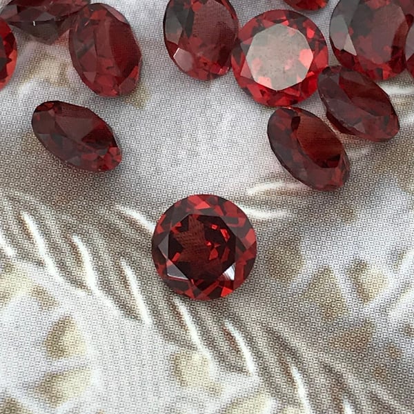 One 6mm Round Garnet Faceted Loose Stone, Unmounted Gemstone Red Flowing Gems Approx 0.80 to 1 ct Garnet