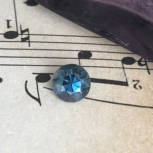 Untreated 5.4 mm Round Natural Blue Sapphire 0.89 Carat Corundum Fancy Sapphire Faceted Loose Gemstone Earth Mined Stone Approx. 5.5mm Round