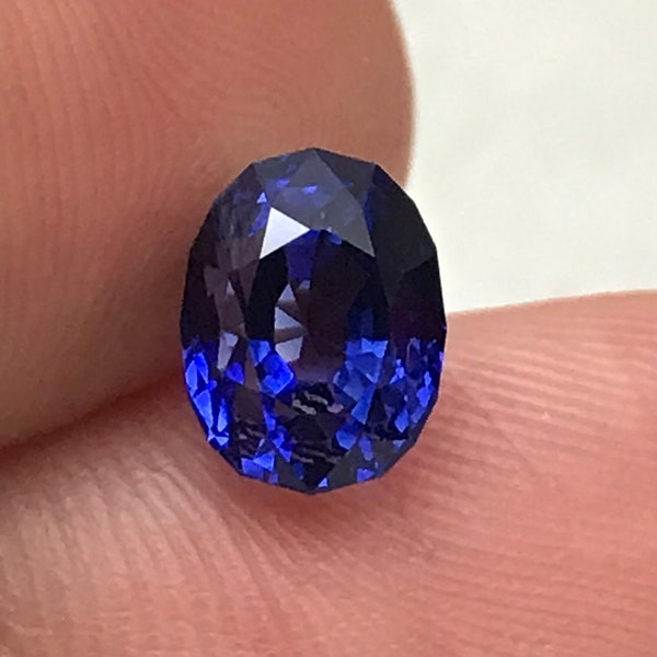 Im Labor gewachsener Blauer Saphir GIA-zertifiziert 2.71 Karat, 7.7x6mm, natürlich aussehend geschnittener ovaler Mixed Cut