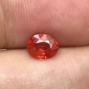 0,92 Ct Natürlicher Milchig Orange Saphir 6,5x5,3mm Oval cut Beryllium Behandelter Saphir, BE Saphir, Seidiger Lockerer Edelstein