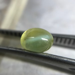 Natural Cat&#39;s Eye Chrysoberyl 1 Carat 5.4x4 mm Oval Unmounted Loose Cabochon Yellow Green Honey Colored Real Rare Gemstone Flowing Gems