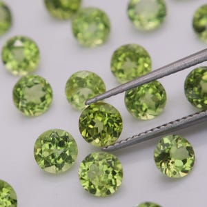 ONE- 5mm Round Peridot, Faceted Loose Unmounted Natural Green Peridot