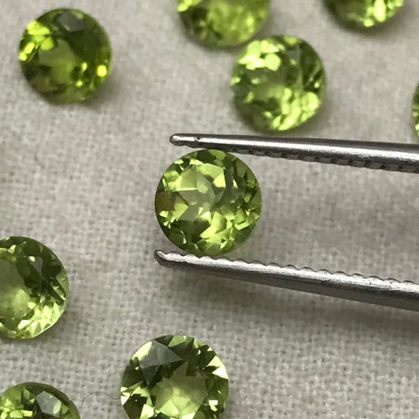 ONE- 5mm Round Peridot, Faceted Loose Unmounted Natural Green Peridot