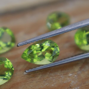 One 8x5mm Peridot Pear Cut, Faceted Loose Green Peridot, 1 Carat