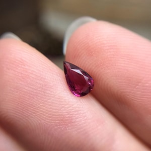 7 x 4 mm, szlif gruszkowy, naturalny rubin o masie 0,53 karata, luźny kamień szlachetny, fasetowany kamień szlachetny, czerwony korund, prawdziwy piękny kamień urodzinowy lipca, wydobyty z ziemi