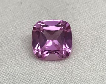 Saphir rose de laboratoire de 10 mm, 5,39 carats, taille coussin carré, facetté, pierre précieuse rose clair non montée.