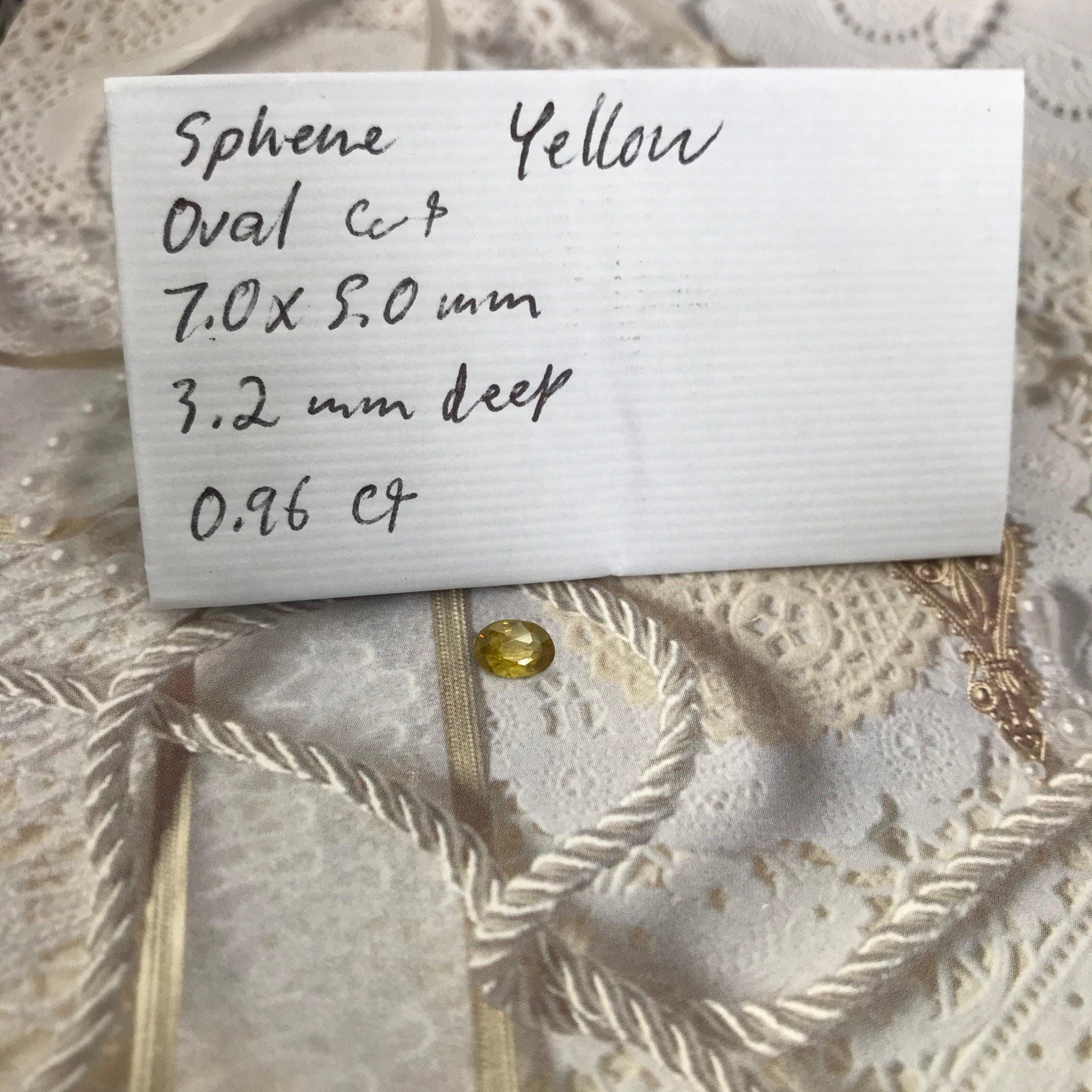 RARE !! JOLIE SPHENE JAUNE VERTE DE MADAGASCAR : 7.3 mm x 5.3 mm