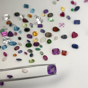 Eén verrassende edelsteen! Losse, gefacetteerde edel- en halfedelstenen, tussen 3 x 4 mm en 12 x 8 mm, topaas, citrien, amethist, robijn, saffier, smaragd.