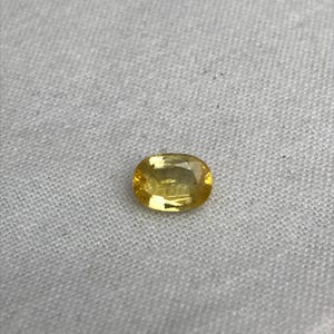 Naturlig gul safir 1,34 karat 7,5x5,5 mm oval slipning, färgbehandlad ädelsten, jordbrytning, BE-värme bild 1