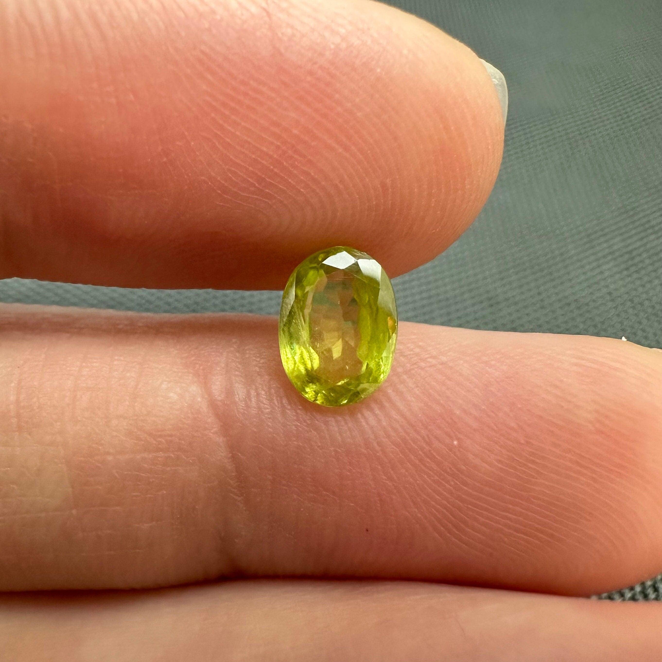 RARE !! JOLIE SPHENE VERT JAUNE DE MADAGASCAR : 1,44 CARAT