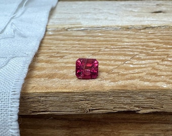 0.69 Karat roter Beryl 5,5 x 5 mm Smaragdschliff, Natürlicher Utah Red Beryll, Bixbite