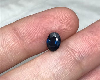 Zafiro azul oscuro natural de 1 quilate, zafiro azul verdoso ovalado de 7 x 5 mm, facetado de 7,1 x 5,2 mm, gema suelta recuperada.