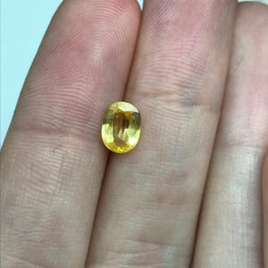 Naturlig gul safir 1,34 karat 7,5x5,5 mm oval slipning, färgbehandlad ädelsten, jordbrytning, BE-värme bild 4