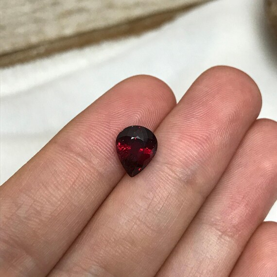 Grenat Rhodolite De 2,85 Carats - Ovale, Couleur Rouge, Clarté SI