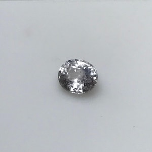 淡い紫色の天然サファイア 0.85カラット 5.7 x 5 mm オーバルカット、ファセット加工済み 非加熱 淡い色合いのシルバーサファイア