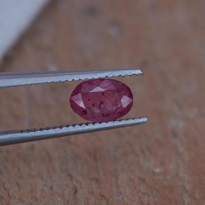 0,43 karaat robijn 5,75 x 3,9 mm ovaal geslepen, paarsachtig rood
