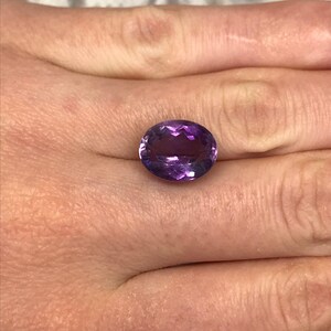 6,51 karat lila ametist 12,5 x 10 mm oval slipning, lös fasetterad födelsesten bild 7