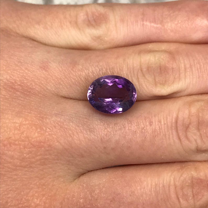 6,51 karat lila ametist 12,5 x 10 mm oval slipning, lös fasetterad födelsesten bild 7