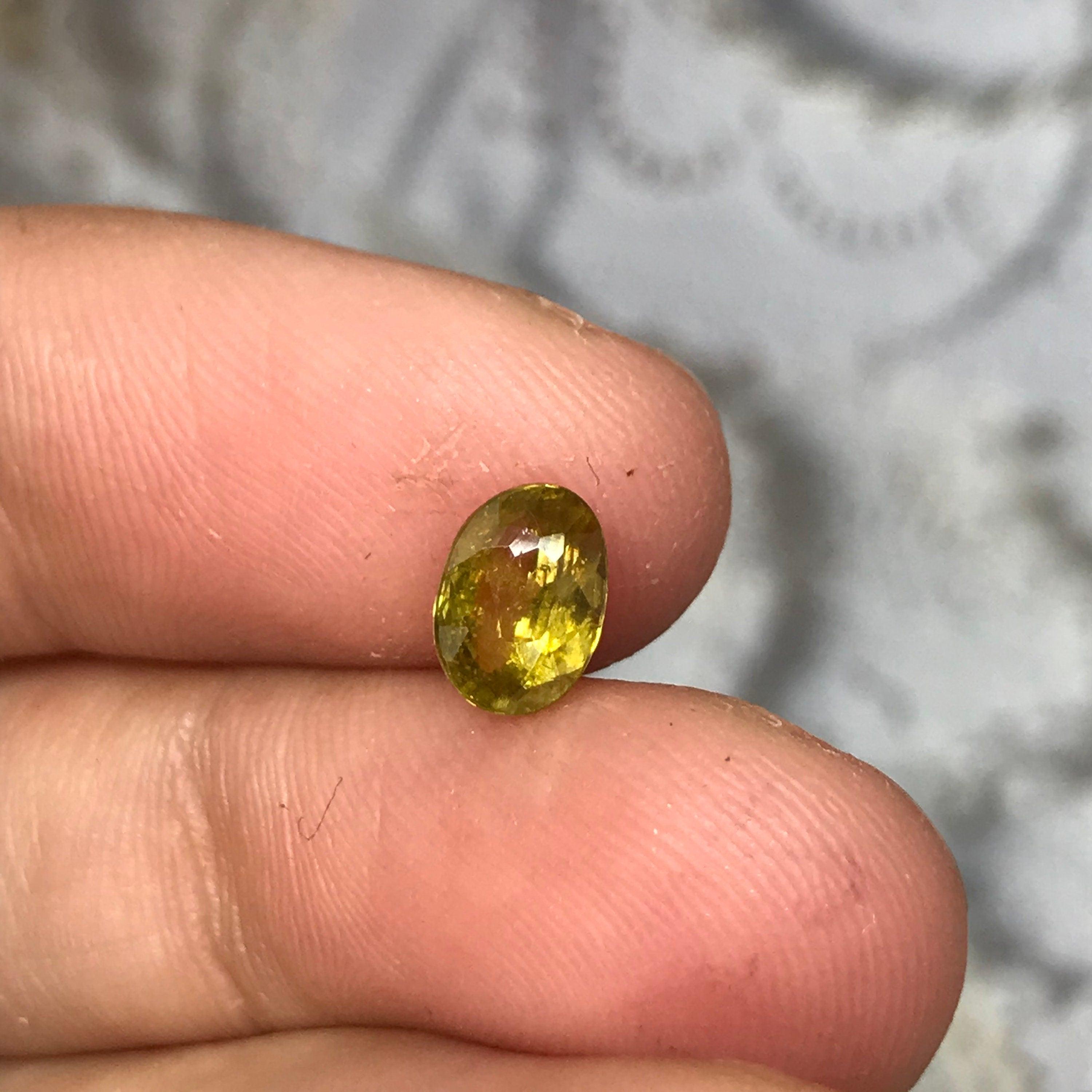 Sphène naturel de MADAGASCAR - Coupe poire 1.37 Carat - 8.7 x 5.8 x 3.7 mm