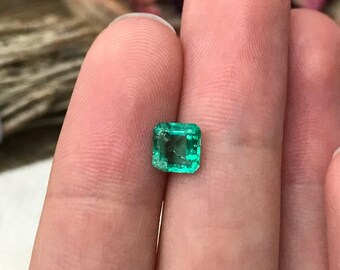 0,86 Karat natürlicher Smaragd 6 mm quadratischer Smaragdschliff, unvollkommener Smaragd, rauer Smaragd