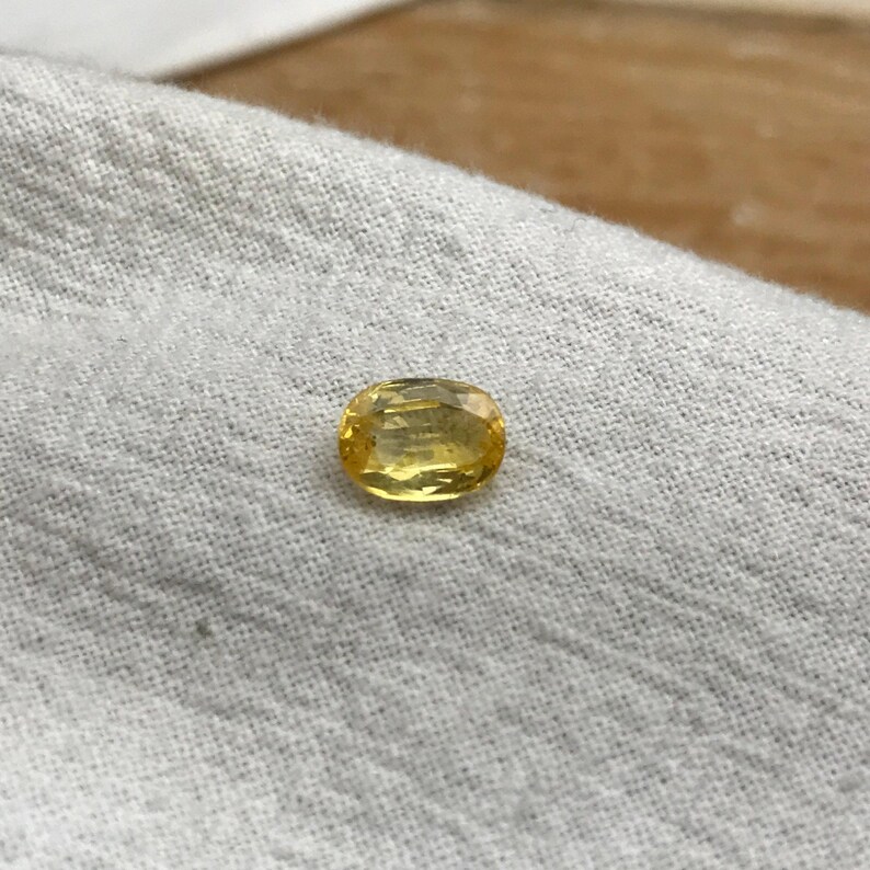 Naturlig gul safir 1,34 karat 7,5x5,5 mm oval slipning, färgbehandlad ädelsten, jordbrytning, BE-värme bild 8