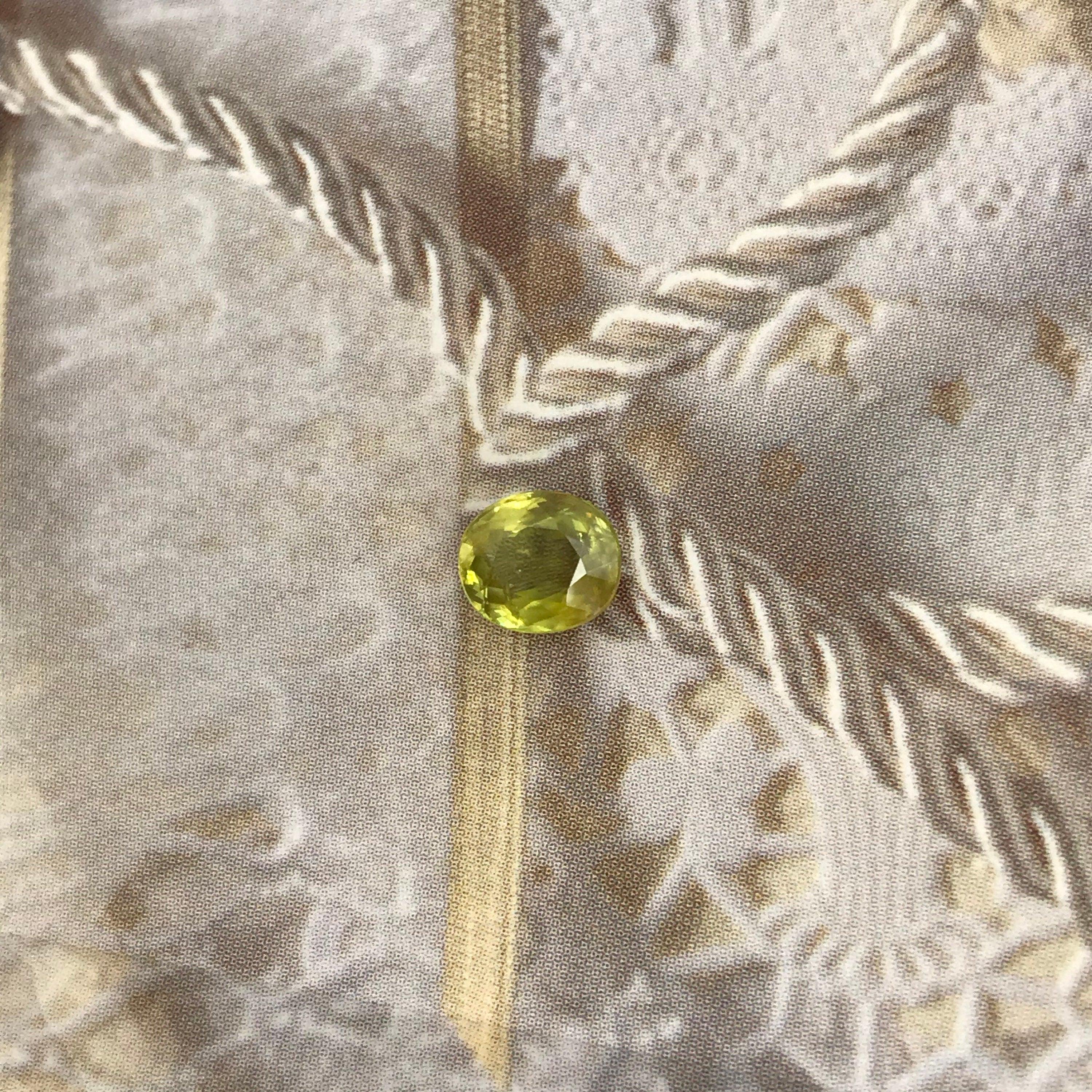 RARE !! JOLIE SPHENE VERT JAUNE DE MADAGASCAR : 6 mm x 4.8 mm ★★ p455.129t