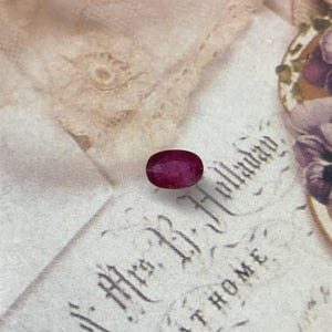 7 x 5 mm Naturalny rubin podgrzewany z pozostałościami 0,86-karatowy owalny kamień szlachetny Luźny fasetowany korund Kamień narodzin lipca Obrobiony rubin