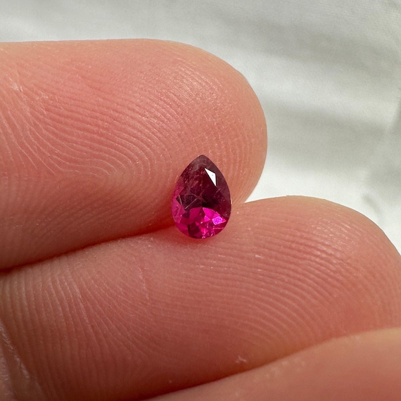 0.25カラット レッドベリル 5.1x3.55mm ペアカット、天然ユタ産レッド