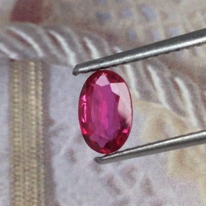 Rubino naturale 6 x 4 mm, taglio ovale, 0,43 carati, sfuso, trattato termicamente.