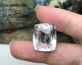 23 ct heller Kunzit/Spodumen, 19 x 16 mm, antiker Kissenschliff, unvollkommener Edelstein, nahezu farbloser Spodumen, facettierter loser Edelstein