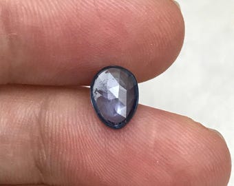 Zafiro azul natural de 1,24 ct, zafiro azul poco profundo con talla rosa/cabujón de 8,3 x 6,3 mm, forma de pera irregular, gema suelta facetada y calentada.