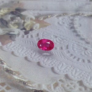 0,76 Karat roter Rubin 6 x 4 mm Oval, erhitzt natürlich mit geringen Rückständen, Juli Geburtsstein