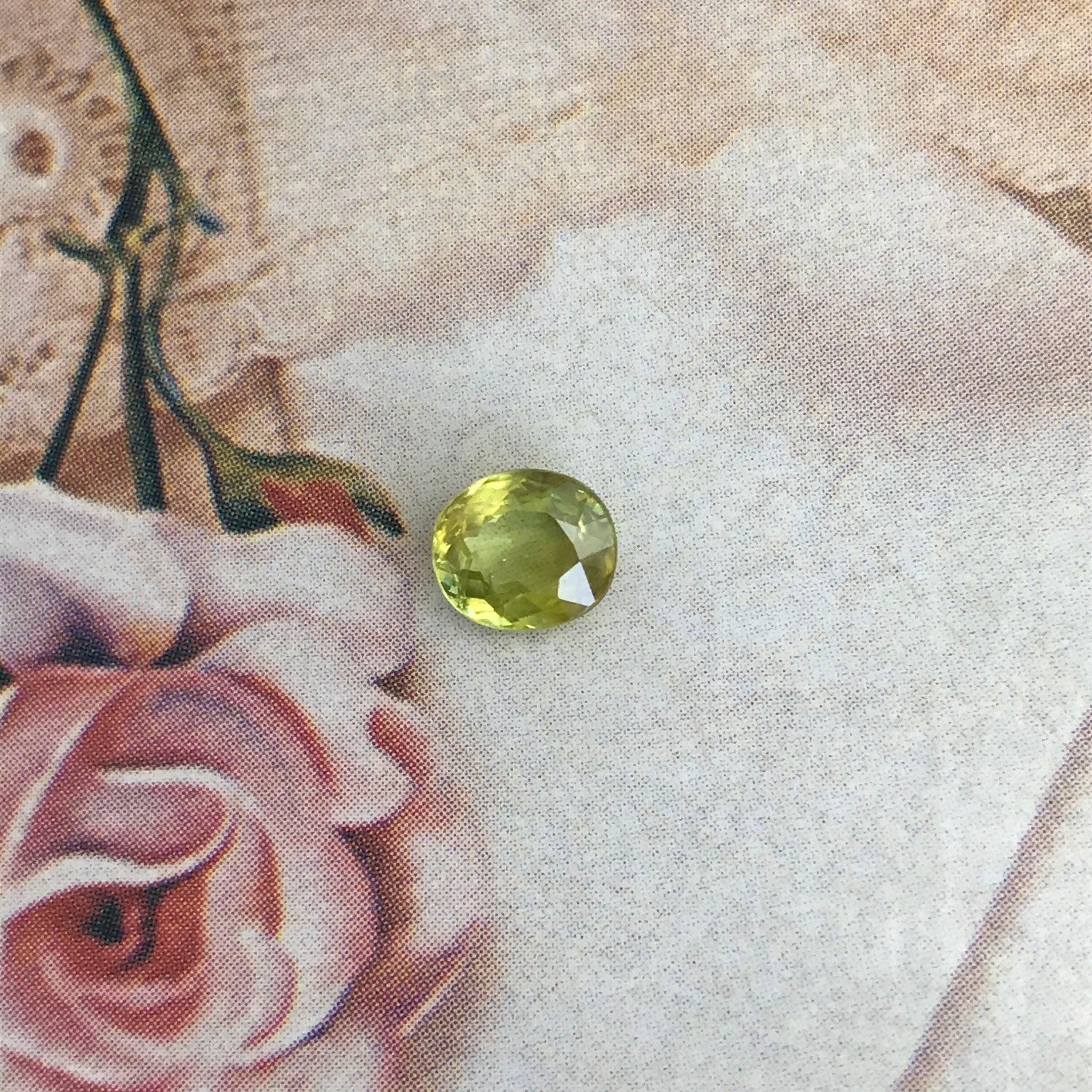 RARE !! JOLIE SPHENE VERT JAUNE DE MADAGASCAR : 7 mm x 5 mm