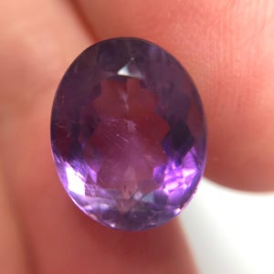 6,51 karat lila ametist 12,5 x 10 mm oval slipning, lös fasetterad födelsesten bild 5