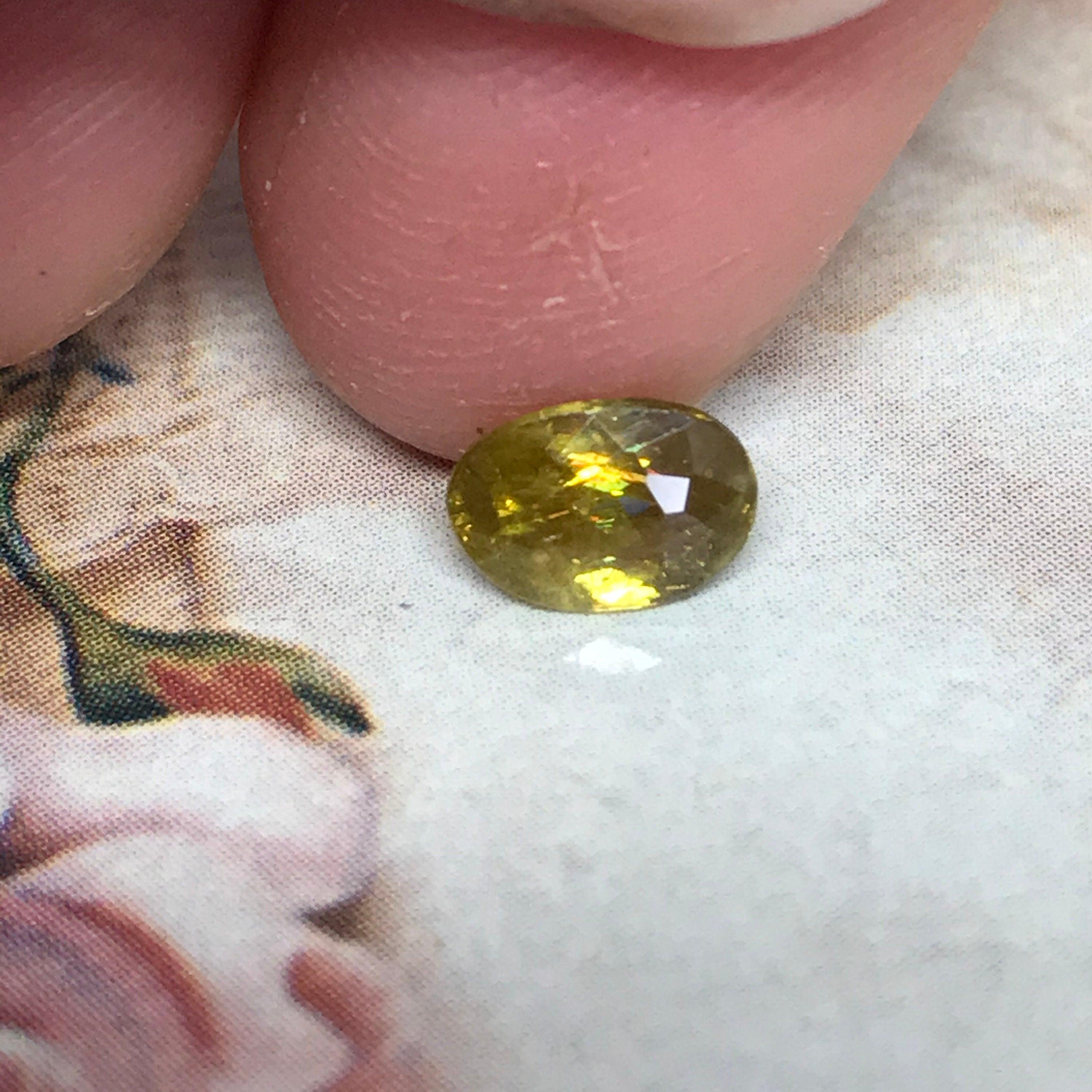 Rare Sphène Jaune-Vert De Madagascar – 7x5 Mm – 0.76 Ct – Naturel