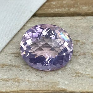 18 kt lavendelkwarts met insluiting van regenboog, 18,7 x 16,3 mm, ook wel 'lavendel-amethist' genoemd