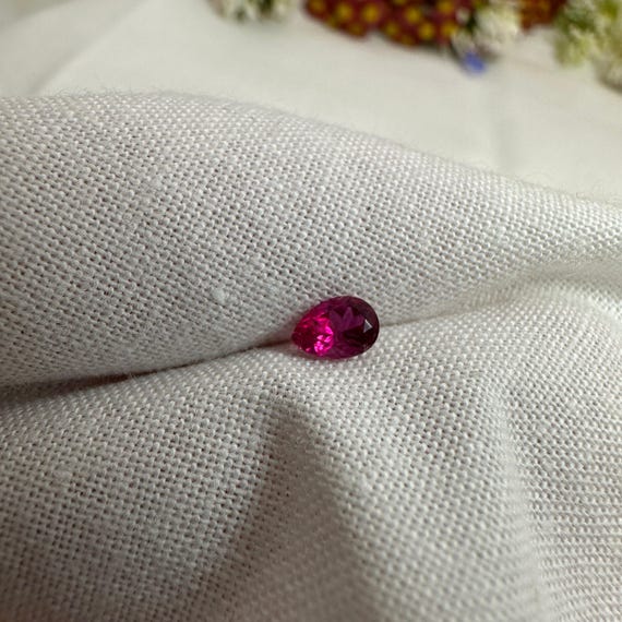 0.25カラット レッドベリル 5.1x3.55mm ペアカット、天然ユタ産レッド