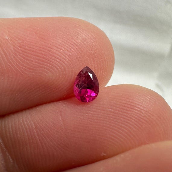 0.25カラット レッドベリル 5.1x3.55mm ペアカット、天然ユタ産レッド