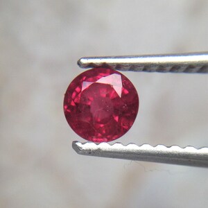 Rubino naturale rotondo da 4,4 mm, trattato termicamente, 0,63 carati, pietra preziosa sfusa sfaccettata.