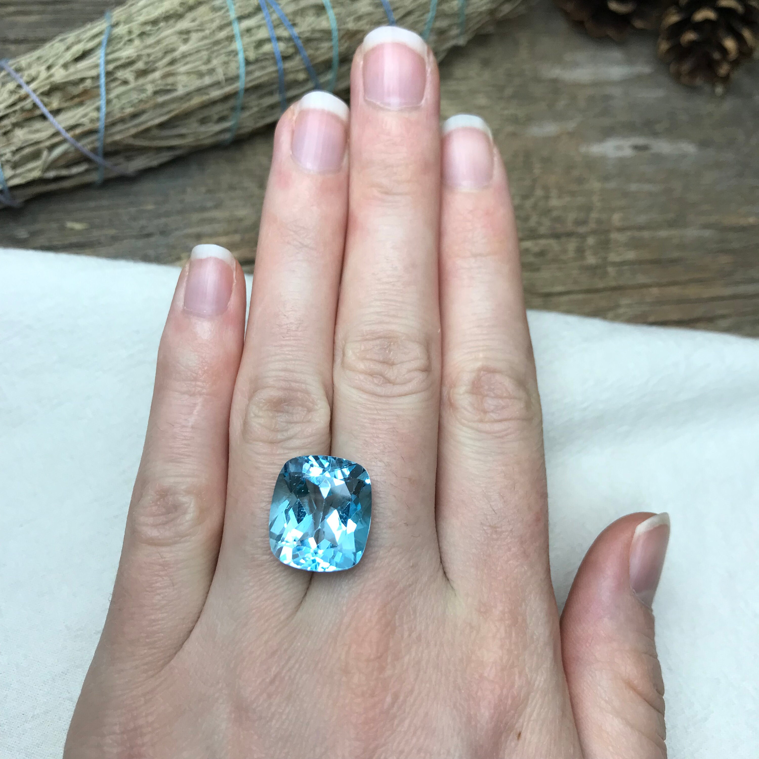 豪華 18.56 Ct Sky Blue Topaz 16x14.5 Cushion Cut Loose Gemstone トパーズ
