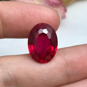 16 x 12 mm Labor-Rubin, 11,38 ct, oval geschliffen, lose, synthetischer Rubin, facettiert, Geburtsstein für Juli