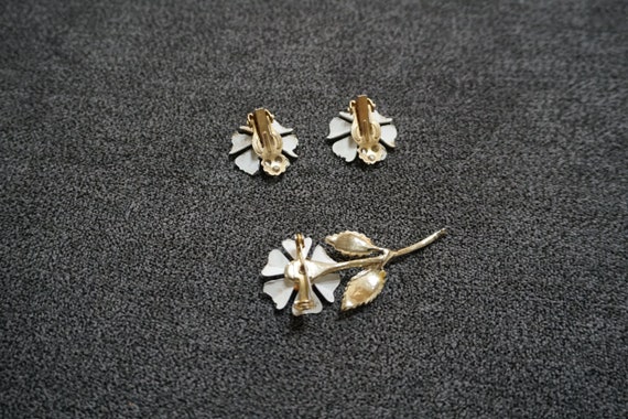 Vintage Enamel On Metal flower Blossom Brooch /& Clip On Earring Set  19-972