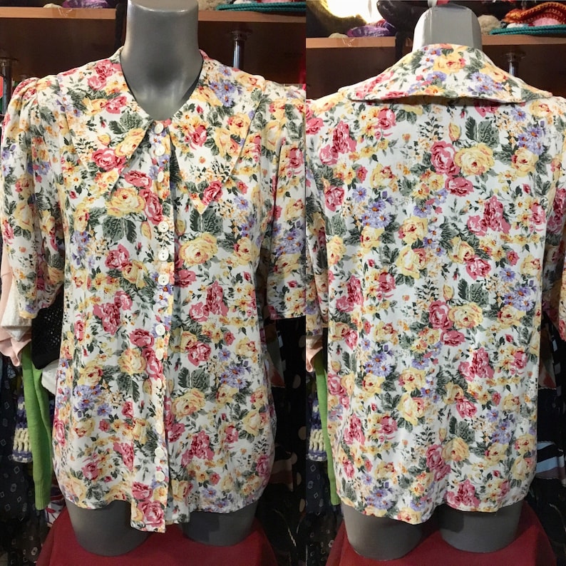 little shoulder pads shirt Size XS. short sleeves big collar blouse 1980s Gulins tiny floral