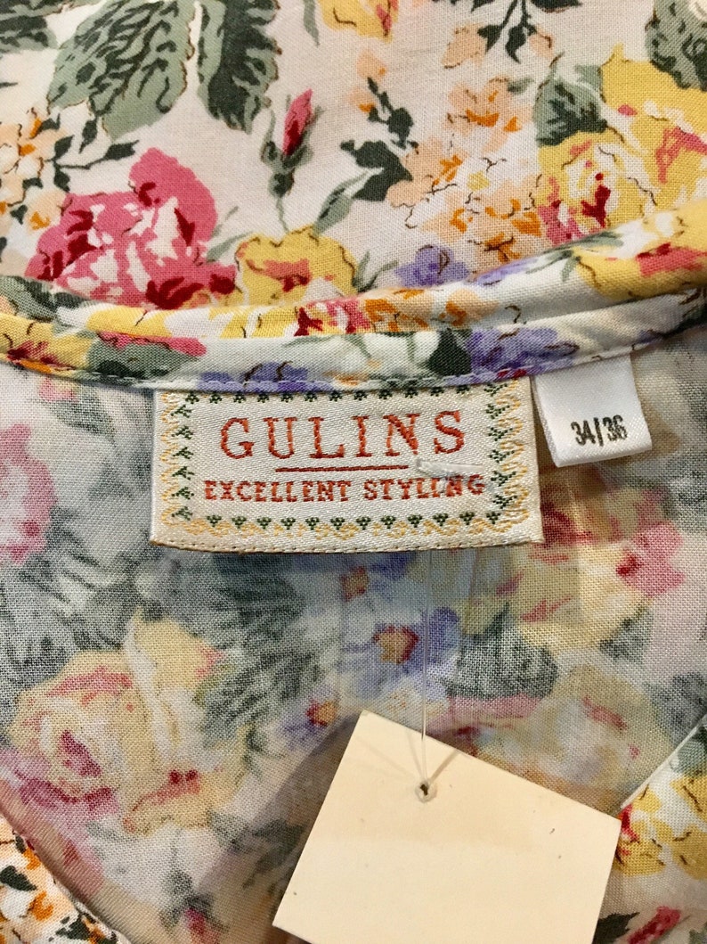 little shoulder pads shirt Size XS. short sleeves big collar blouse 1980s Gulins tiny floral