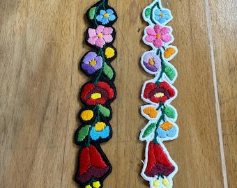 カラフルなモチーフが刺繍されたハンガリーの透かし彫りのエプロン