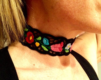 Collier Kalocsa hongrois brodé, festonné, fond noir. Travail manuel.