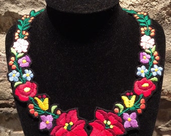 Collier brodé Hongrois Kalocsa, fond noir ou blanc. Fait main.