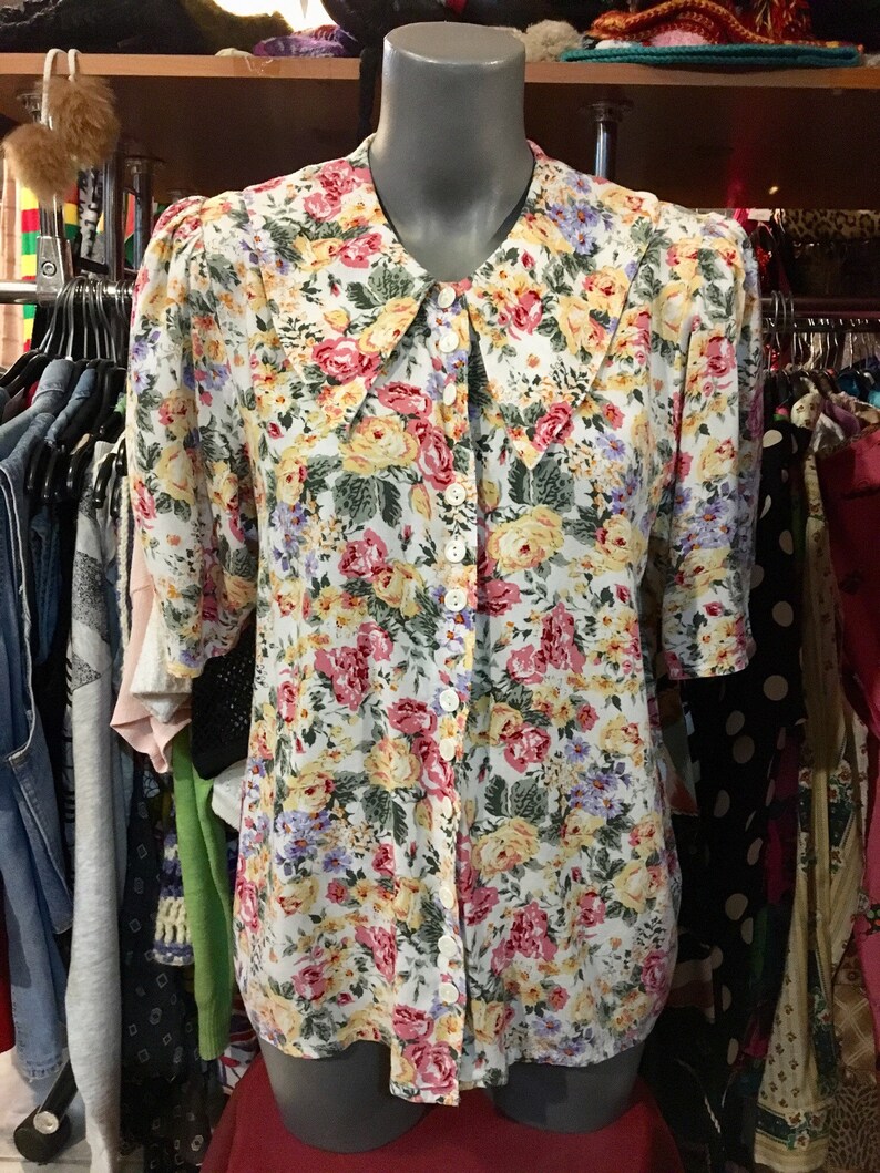 little shoulder pads shirt Size XS. short sleeves big collar blouse 1980s Gulins tiny floral